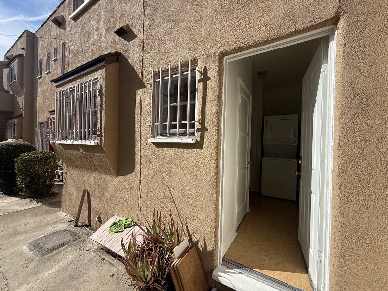 Building Photo - 1062 Masselin Ave