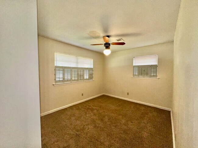 Building Photo - 38 Circle Dr