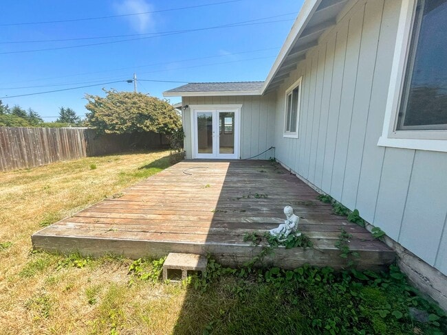 Building Photo - This gorgeous Pine Hills home has a large interior, 2-car garage, and fully-fenced yard!