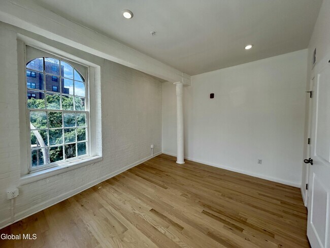 Building Photo - 155 River St