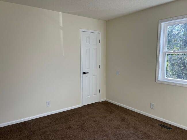 Building Photo - 3873 Fairmont Ave