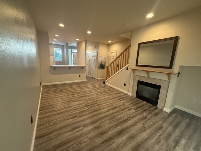 Building Photo - 2 Bedroom 3 bath Townhome Available for Im...