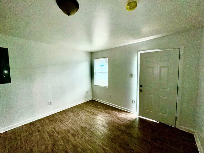 Building Photo - 722 Key St