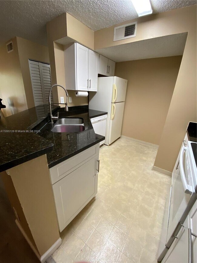 Building Photo - 9999 Summerbreeze Dr
