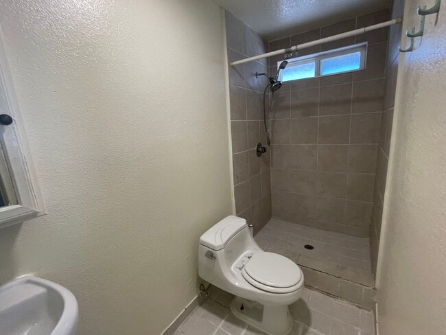 Building Photo - Apple Valley, 3 Bedroom, 2 Bathrooms, 1/2 acre property, Fully fenced