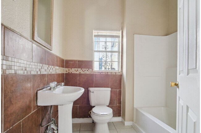 Building Photo - Charming 2BR 1BA Near Downtown