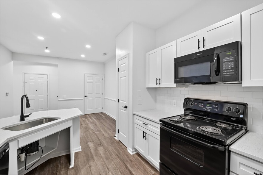 Building Photo - Brittany Commons Apartments