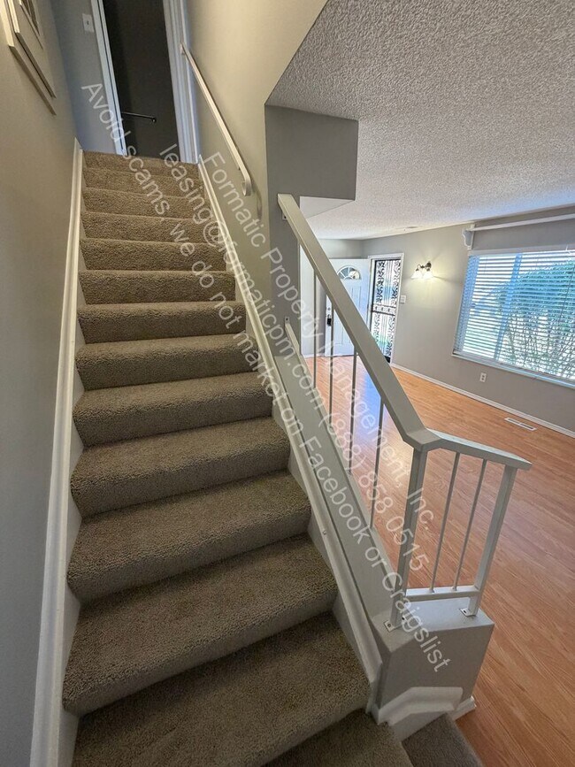 Building Photo - Pet Friendly - 3 Bedroom Home with Parking and a Comfortable Layout in Denver