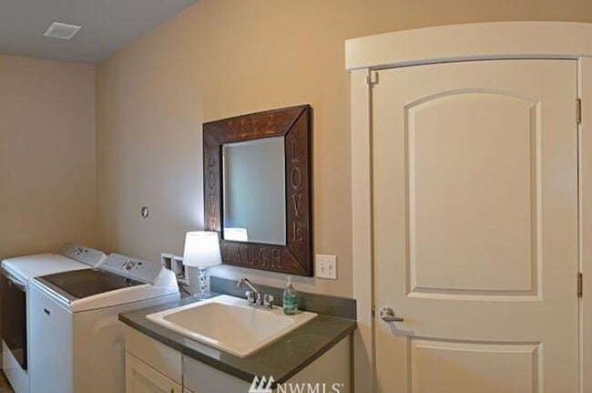 Building Photo - House for rent located on Moses golf course.