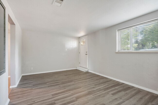 Building Photo - Adorable 1 bedroom apartment on first floor