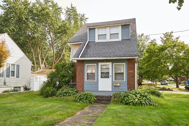 Building Photo - Renovated 3 bedroom 2 Bath home in Goodyea...