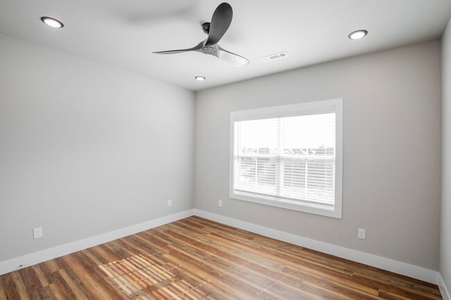 Building Photo - ***1002 Seaborn Way***