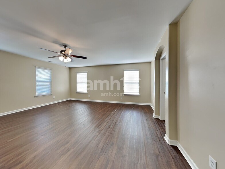 Building Photo - 137 Lake House Rd