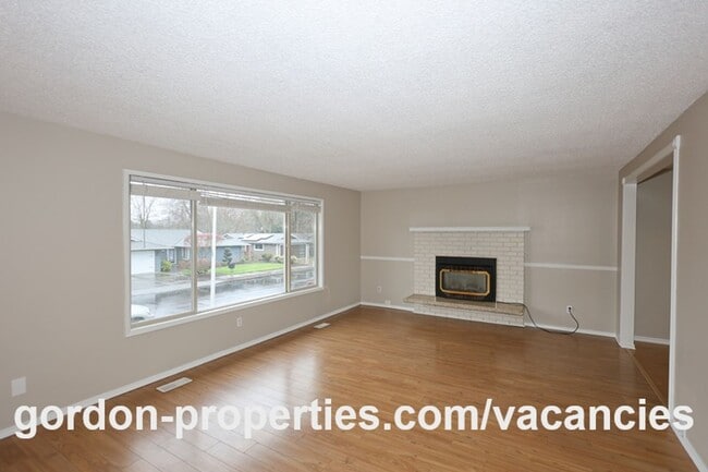 Building Photo - NE 22nd Ct - Gresham 4 bedroom split level home