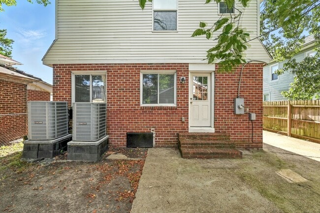Building Photo - 931 Kenton Ave