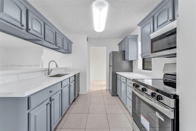 Building Photo - 3100 N Pine Island Rd