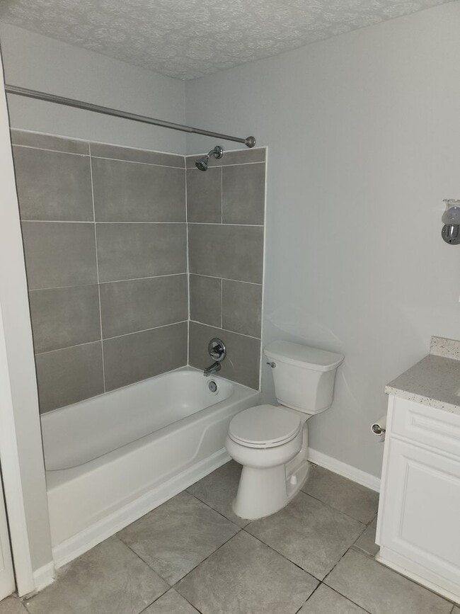 Building Photo - Beautiful 2 bedroom 1 bath 2nd floor condo...