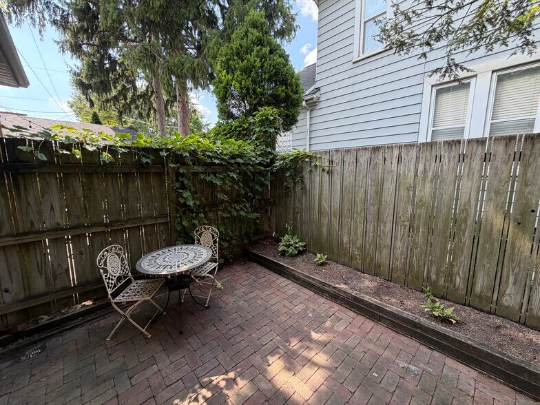Building Photo - 789 Ebner St