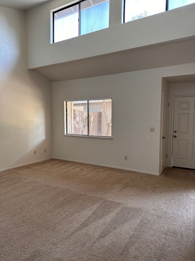 Building Photo - Charming 2 Bed 1 Bath Duplex With Acess To...