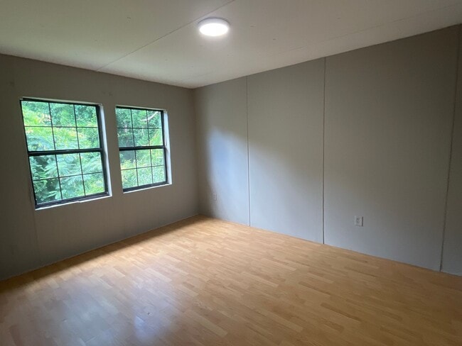 Building Photo - 2 Bed 1.5 Bath Duplex