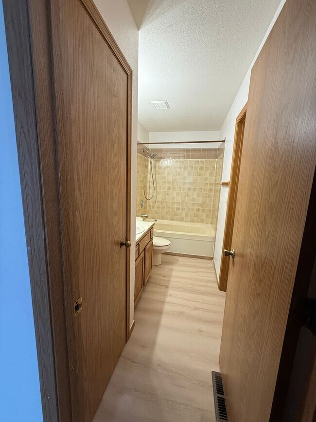 Building Photo - Charming Eagle River Split-Level – Mountai...