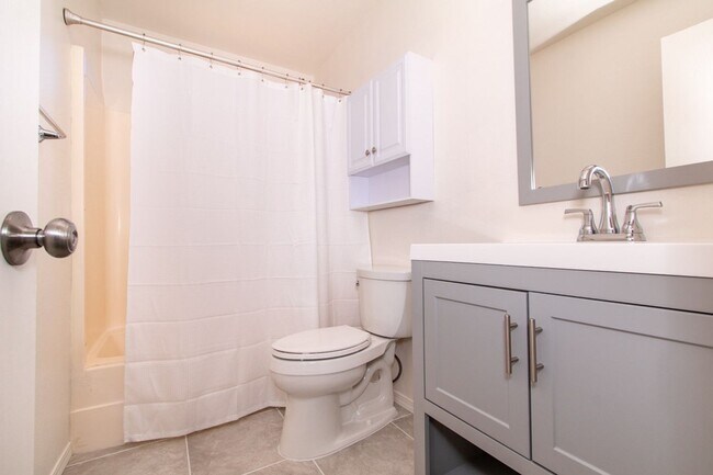 Building Photo - Blocks From the Ocean, Refreshed 1bd / 1ba in Pacific Beach!