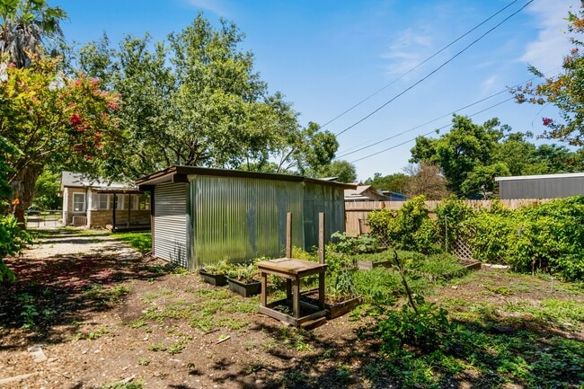 Building Photo - 1807 W Summit Ave.