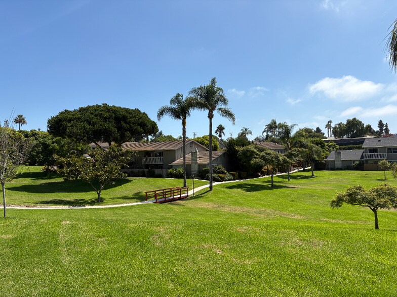 Building Photo - 407 Requeza St