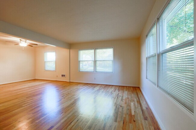 Building Photo - Chic Updated Mid-Century Townhouse in Cedar Hills!