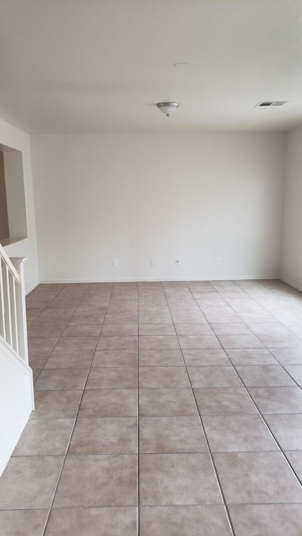 Building Photo - Spacious floorplan