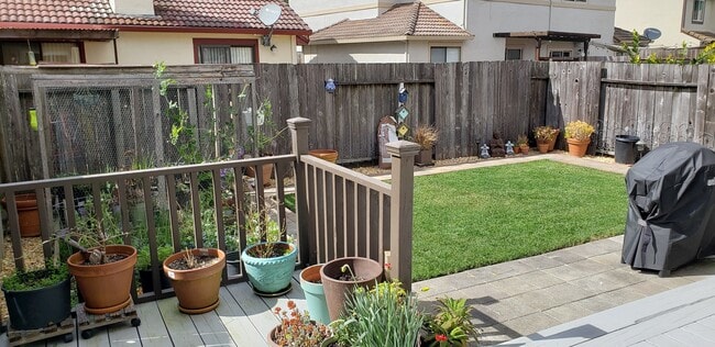 Building Photo - Excellent 3 Bed/2.5 Bath Mountain Shadows Town-home / Water Included, Co-Signor OK, Pets Considered