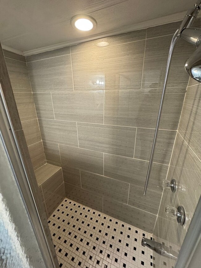 Building Photo - Charming 2 Bedroom 2 Bathroom House in Law...