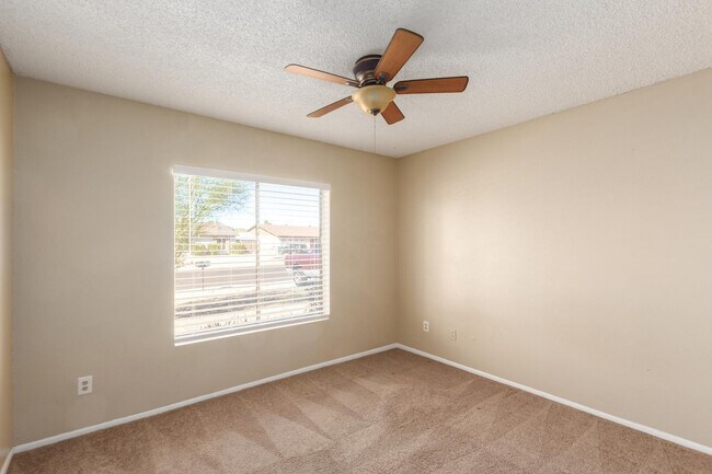 Building Photo - 2113 N Los Altos Dr