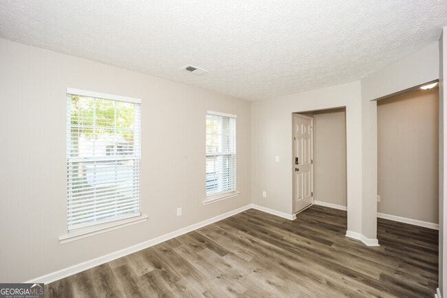 Building Photo - 9525 Lakeview Rd