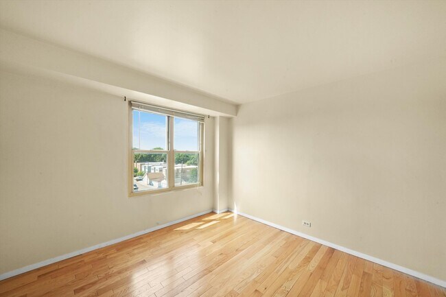 Building Photo - 2610 W Balmoral Ave