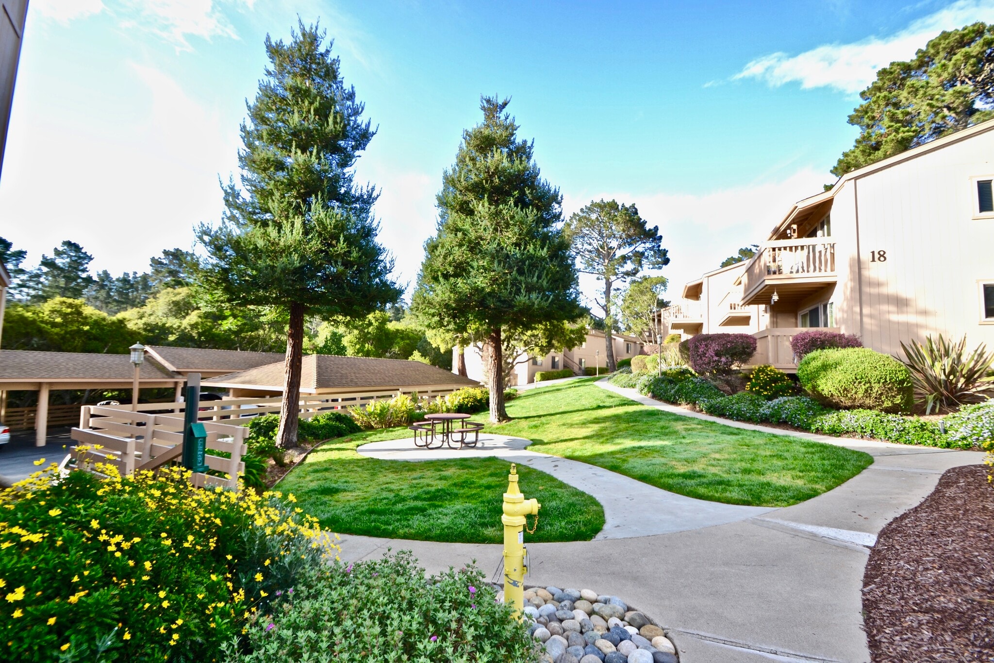 Building Photo - 300 Glenwood Cir