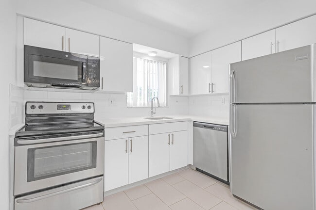 Building Photo - 330 W Camino Real