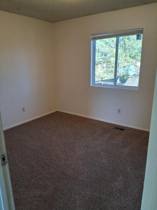 Building Photo - 573 Dawn Ct