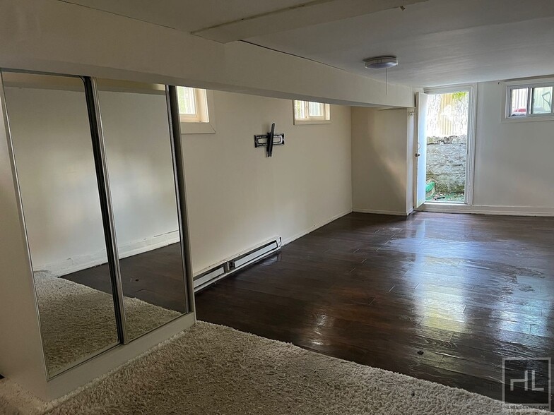 Building Photo - 3BR 1BA Sunny Corner Duplex w/ backyard