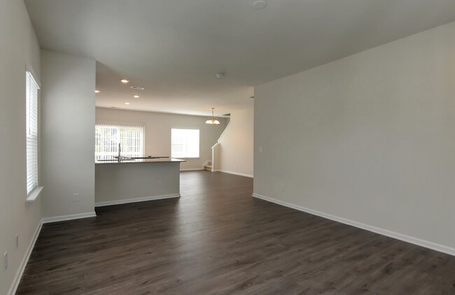 Building Photo - Beautiful 3 Bedroom 2.5 Bathroom End-Unit ...