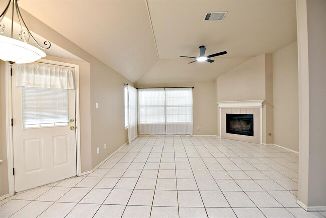 Building Photo - 3924 Newland Dr