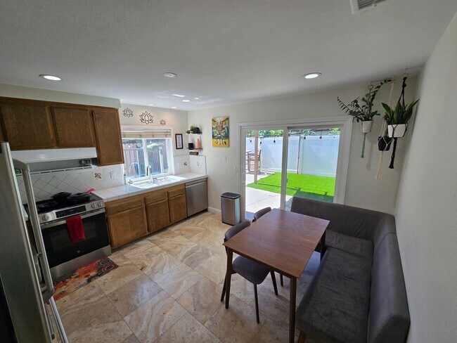 Building Photo - Updated - one story home in Moorpark's desirable Peach Hill neighborhood