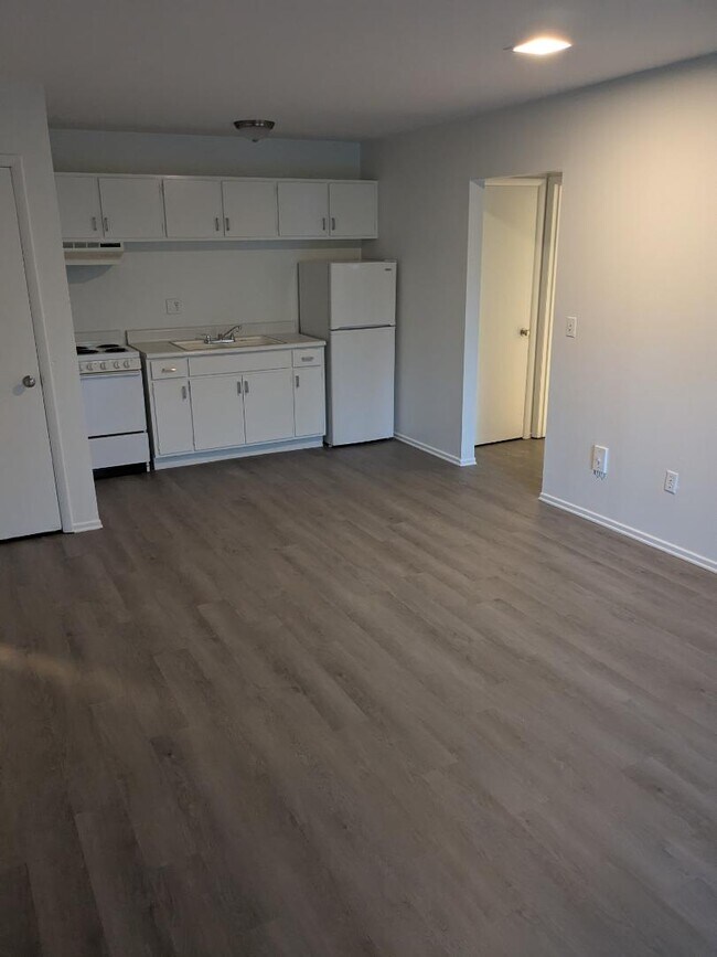 Building Photo - 620 Pedretti Ave