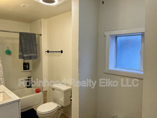 Building Photo - 756 1/2 Maple Street Unit A