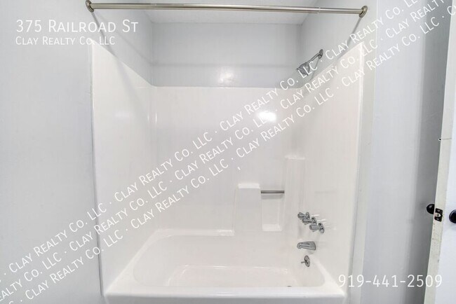 Building Photo - 375 Railroad St