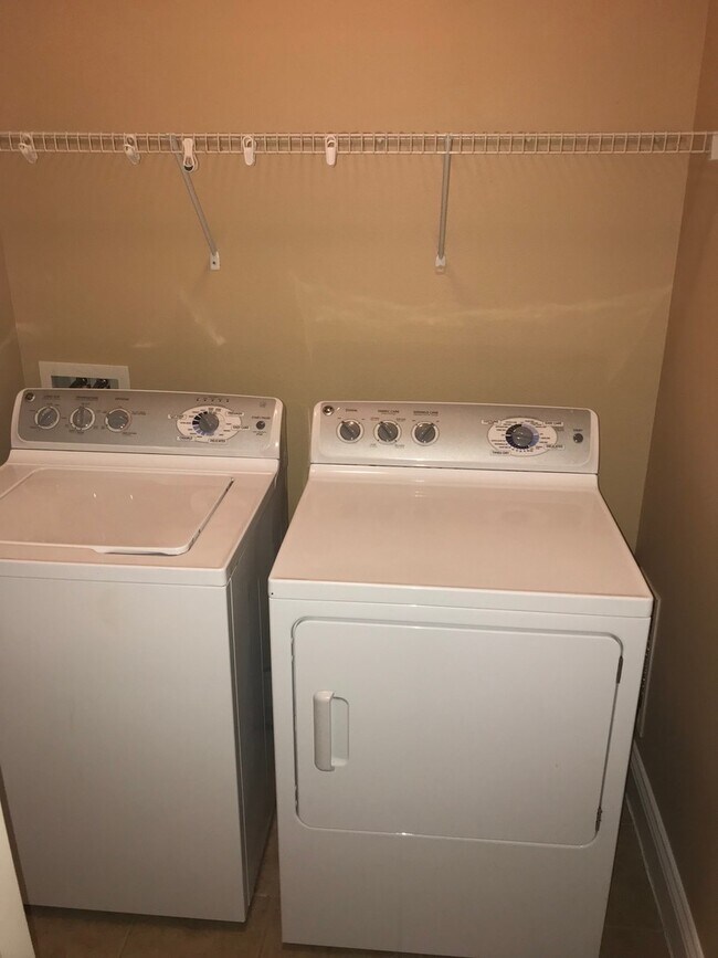 Building Photo - Summer Breeze