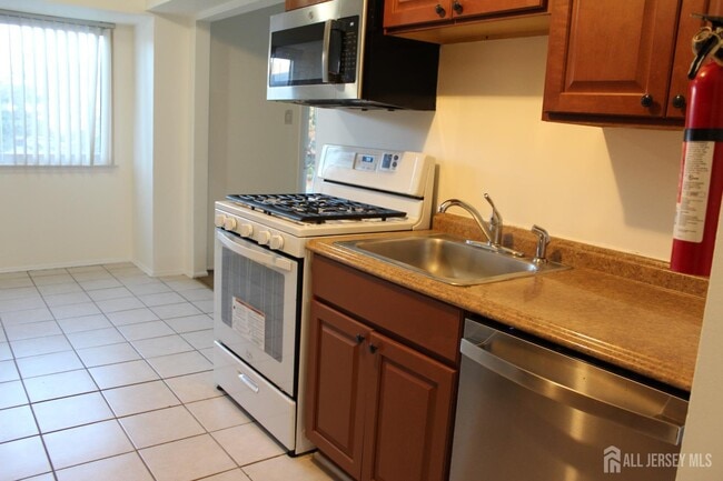 Building Photo - 820 Edison Glen Terrace