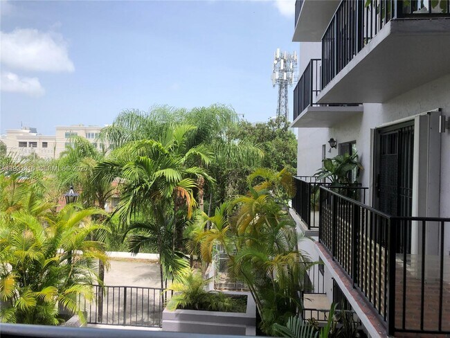 Building Photo - 777 SW 9th Ave