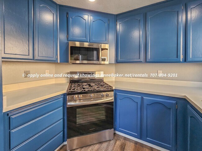 Building Photo - Newly Updated - New Appliances, Flooring, ...