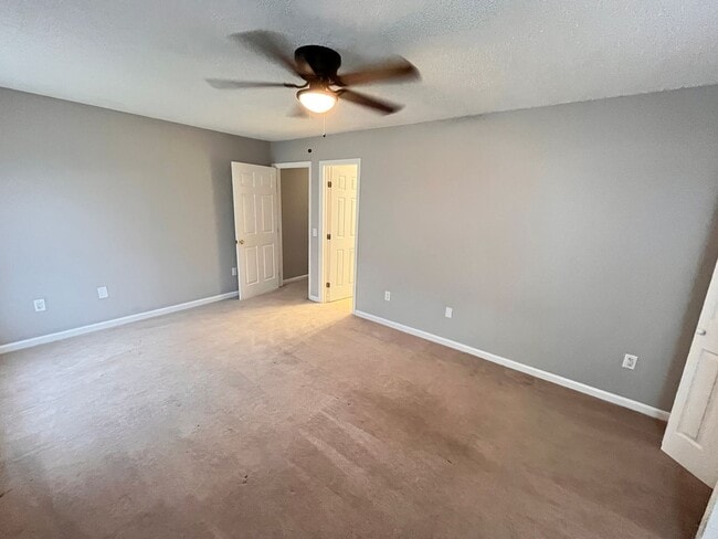 Building Photo - Charming 3-bedroom, 2-bath townhouse